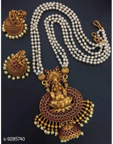 Feminine chunky jewellery set